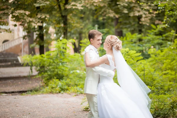 Wesele taniec parku — Zdjęcie stockowe