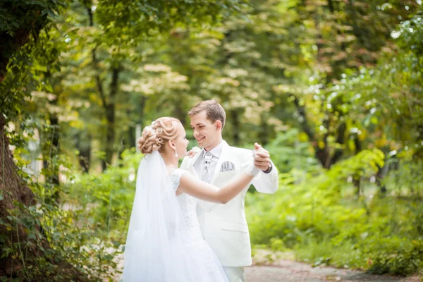 Bruiloft dans park — Stockfoto