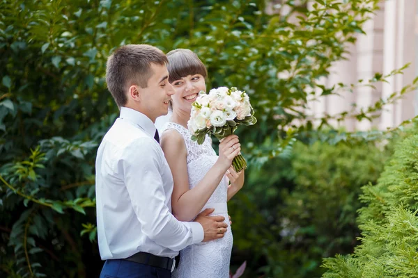 自然の中の結婚式のカップル — ストック写真