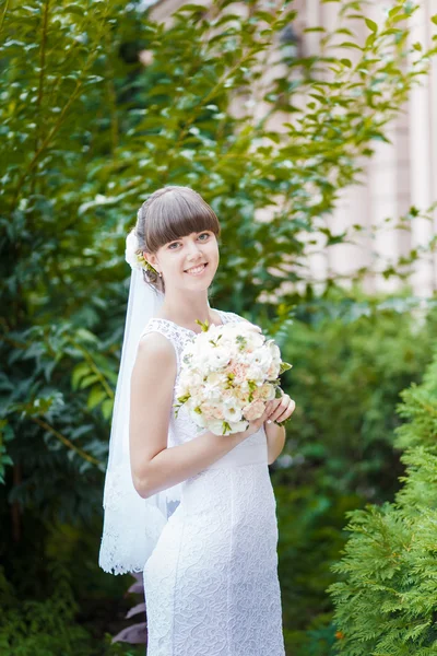 Beautiful bride green — Stock Photo, Image