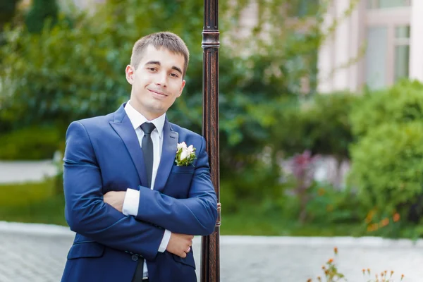 The groom leaned — Stock Photo, Image