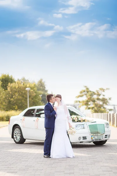 Brudgummen, brud bröllop bil — Stockfoto