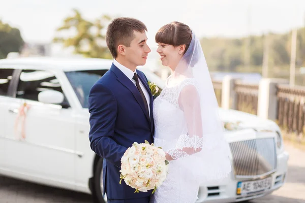 Damat, gelin düğün araba — Stok fotoğraf