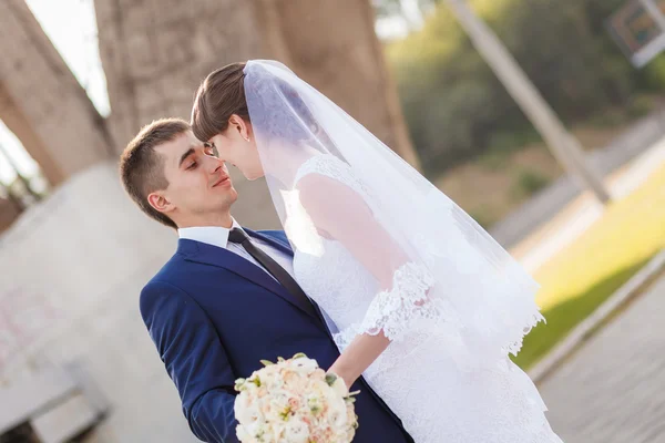 自然の中の結婚式のカップル — ストック写真