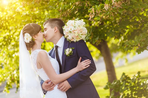 Couple de mariage dans la nature — Photo