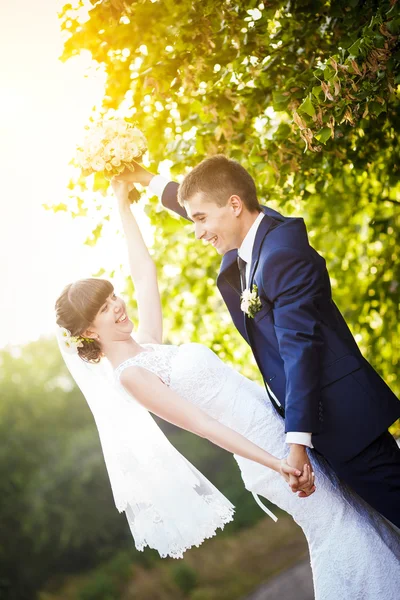 Wedding couple in nature — Stock Photo, Image