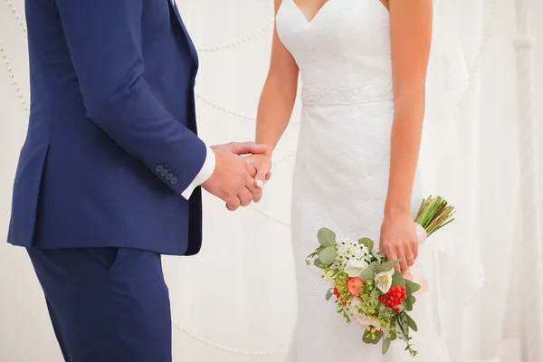 Nevěsta a ženich oltář — Stock fotografie