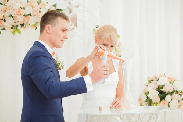 De bruid en bruidegom zand ceremonie — Stockfoto