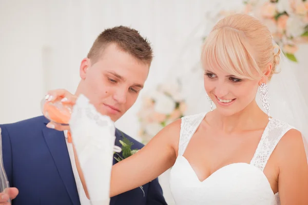 The bride and groom sand ceremony — Stock Photo, Image