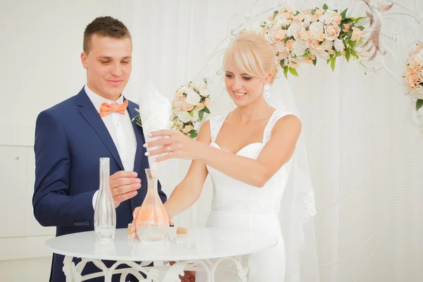 Bruden och brudgummen sand ceremoni — Stockfoto