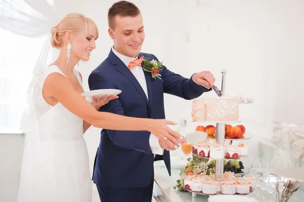 A noiva eo noivo cortar o bolo — Fotografia de Stock