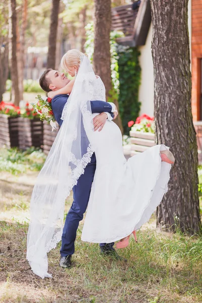 Circondare la sposa sposo — Foto Stock