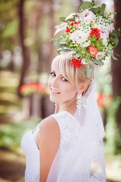 花束を持つ金髪の花嫁 — ストック写真