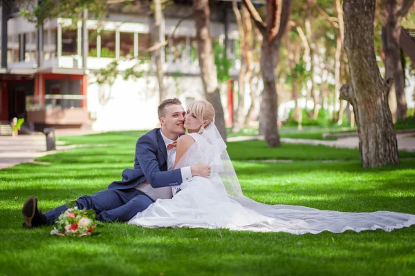 Bruid en bruidegom groen gras — Stockfoto