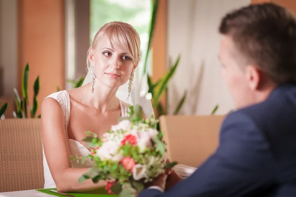 Groom and bride, cocktail — Stock Photo, Image