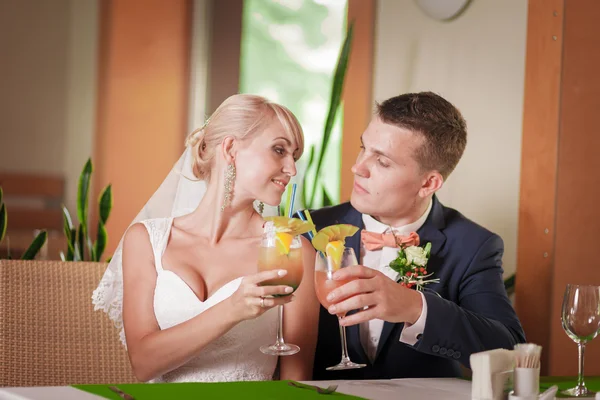 Sposo e sposa, cocktail — Foto Stock