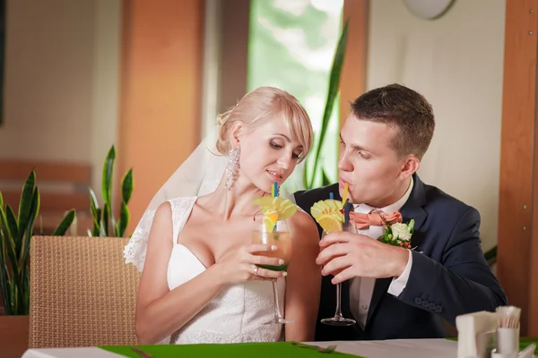 Sposo e sposa, cocktail — Foto Stock