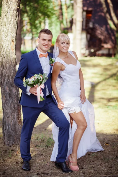 Bruden och brudgummen, strumpeband, ben — Stockfoto