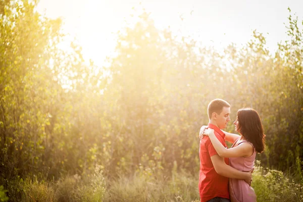 Coucher de soleil jeune couple — Photo