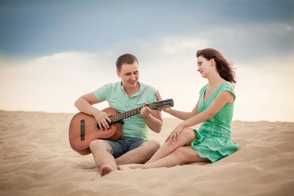 Spiaggia, coppia, chitarra, sabbia — Foto Stock