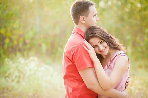 Coucher de soleil jeune couple — Photo