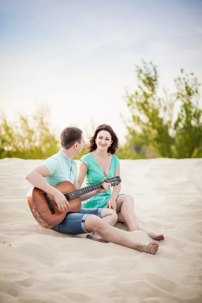 Playa, parejas, guitarra, arena —  Fotos de Stock