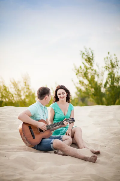 Guitar, couple, beach — Stock Photo, Image