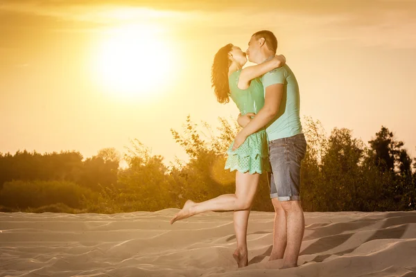 Casal, por do sol, abraços — Fotografia de Stock