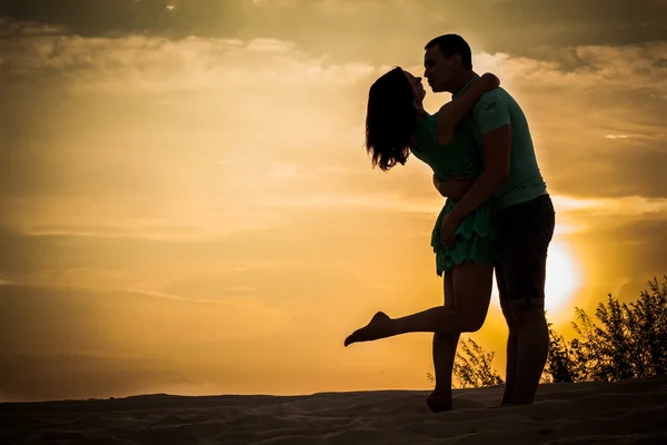 Couple silhouette, hugging — Stock Photo, Image