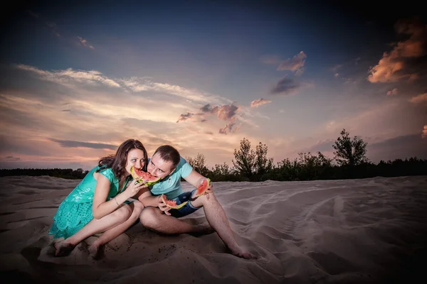 Coppia, tramonto, sera, spiaggia, seduta — Foto Stock