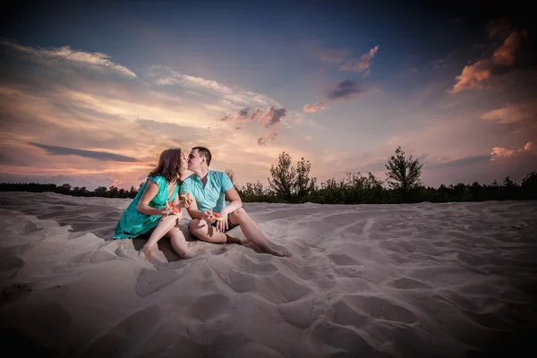 Coppia, tramonto, sera, spiaggia, seduta — Foto Stock