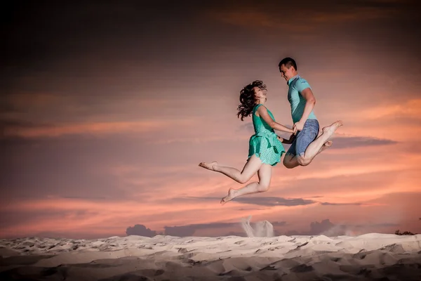 Pareja, naturaleza, salto, puesta del sol —  Fotos de Stock