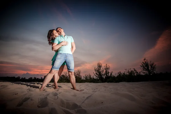 Casal, por do sol, abraços — Fotografia de Stock