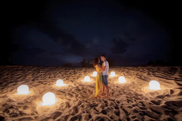 Spiaggia, coppia, romantico, candele — Foto Stock