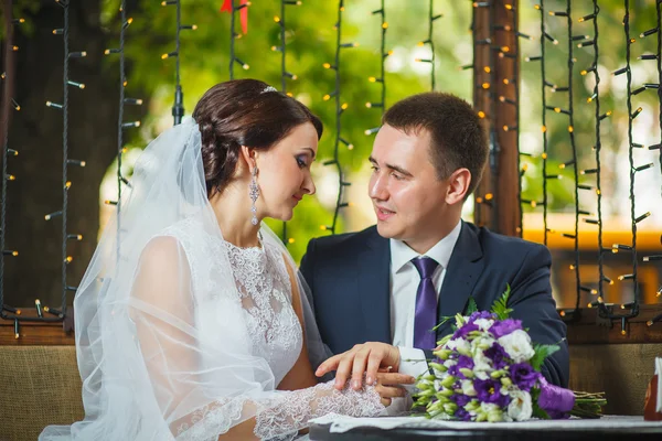 Casal, mãos, espera, guardanapo — Fotografia de Stock