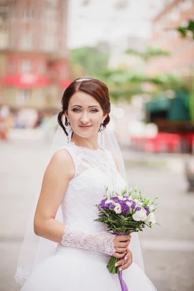 Portrait of the bride outdoors — Stock Photo, Image