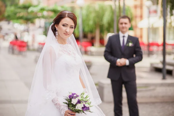 Bruden och brudgummen suddig — Stockfoto