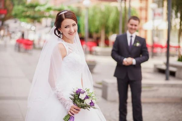 Noiva e noivo desfocado — Fotografia de Stock