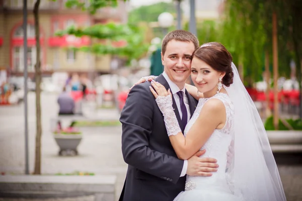 Bride and groom on the street — Stock Photo, Image