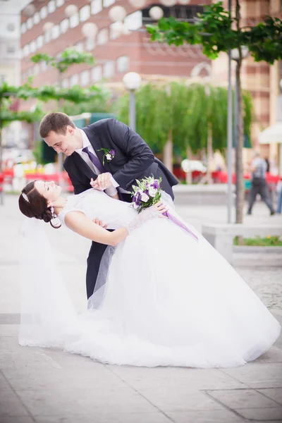 Mariée et marié dans la rue — Photo