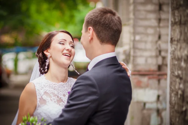 Bride and groom old wall — Stock Photo, Image