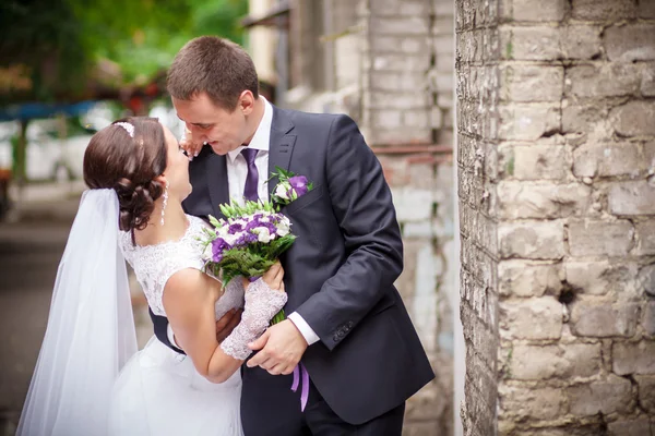 Nevěsta a ženich stará zeď — Stock fotografie