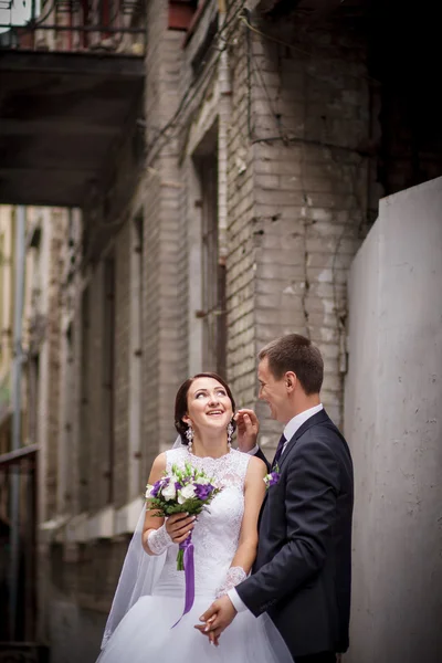 Bruden och brudgummen gammal vägg — Stockfoto