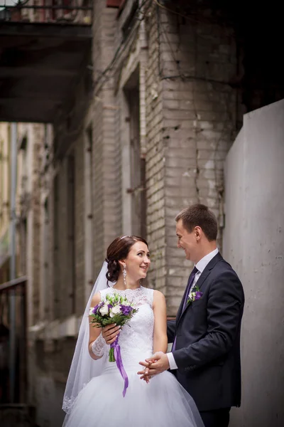 Bride and groom wall — Stock Photo, Image