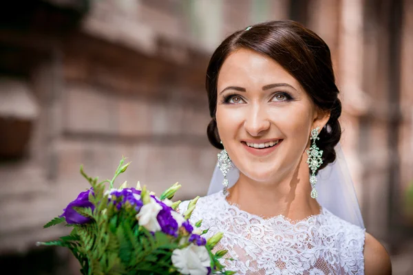 笑顔ブルネットの花嫁 — ストック写真