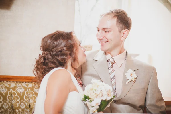 Bruden ser på brudgummen — Stockfoto