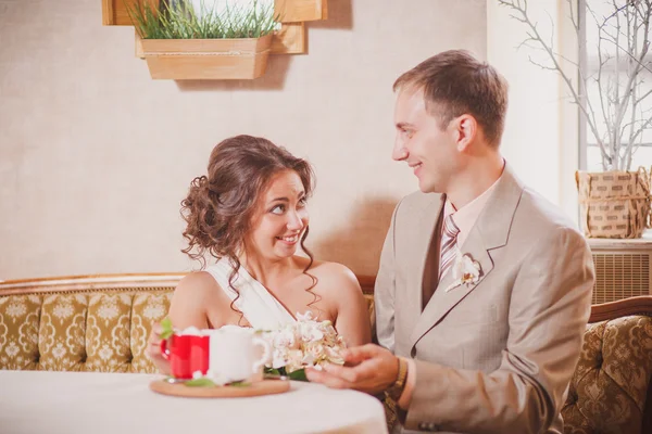 Noiva e noivo sentado no café — Fotografia de Stock