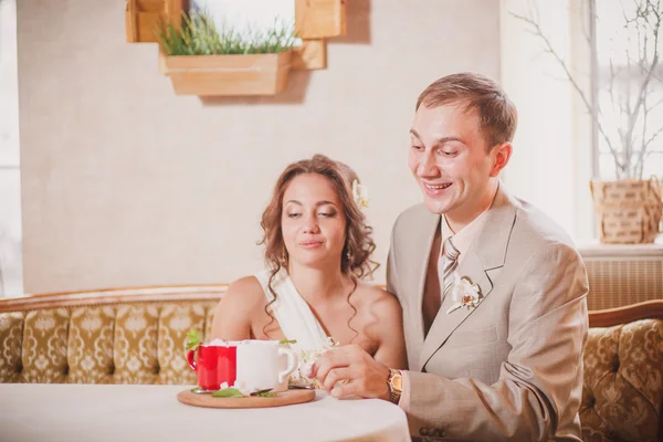Жених и невеста сидят на столе — стоковое фото