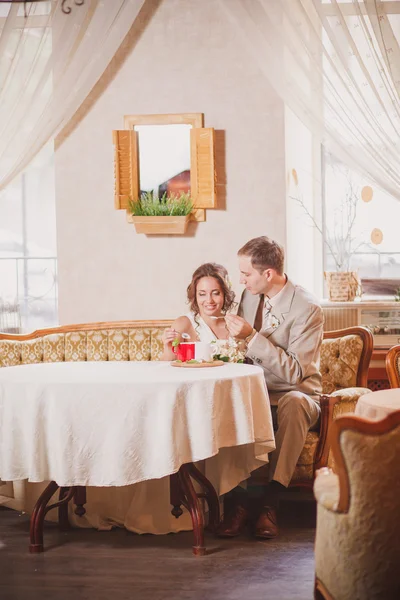 Bride and groom sitting in cafe — Stock Photo, Image