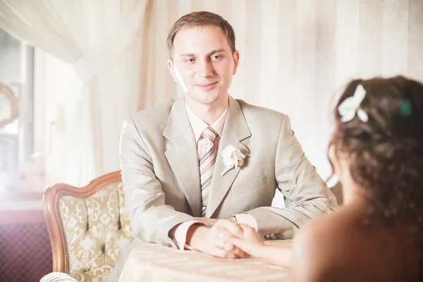 Bräutigam hält die Hand der Braut — Stockfoto